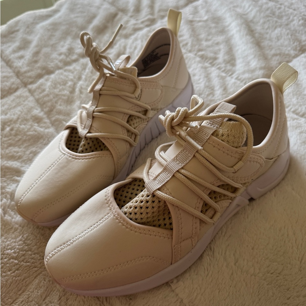 NWOT Women's Fabletics Brookside Performance Sneakers - Size 8 cream/white/beige